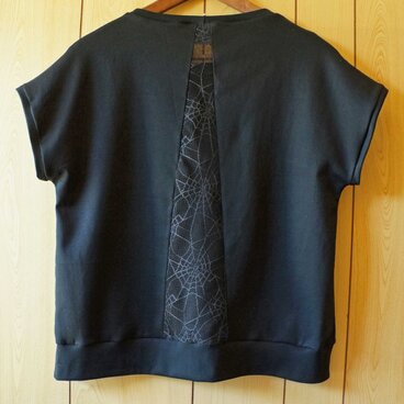 蜘蛛の巣チュールで切り替えたちょっとロックなプルオーバーBL