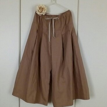 タックパンツ。