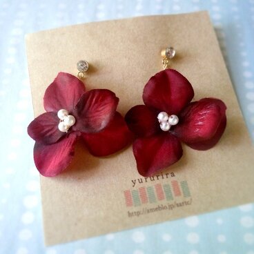 [送料無料] ガラスストーン付きゆらゆらパールとアジサイピアス