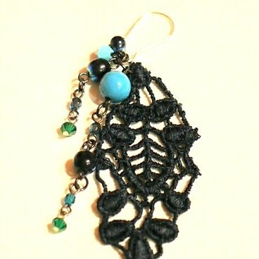 片耳ピアス　黒葉レース