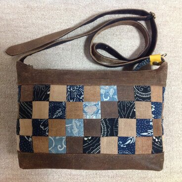 市松模様(酒袋と藍型染め)の斜め掛けバッグ