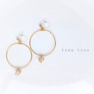 ジルコニアキューブとフープのイヤリング