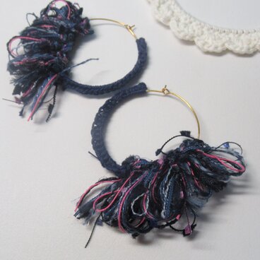 引き揃え糸のふわふわフープピアス