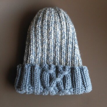 ゴム編みの帽子/薄青