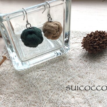 和紙紐バイカラーピアス 結び［mossgreen×beige]