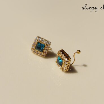 一粒スワロフスキーとジルコニアのスクエアノンホールピアス（インディゴブルー）