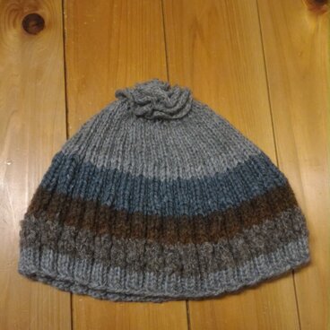 メンズライクだけどフラワーモチーフのアクセントポンポンのニット帽