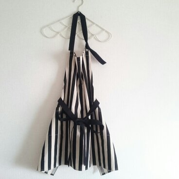 前リボンのエプロン＊綿麻ストライプ黒