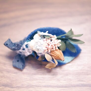 木の実のブローチ