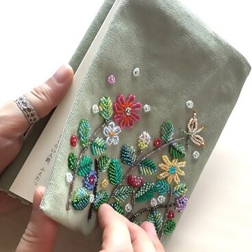 ビーズ刺繍ブックカバー（ボタニカル・ガーデン/文庫本用）
