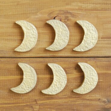 月の陶土ブローチ