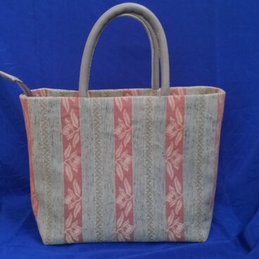 抹茶色の帯地のバッグ