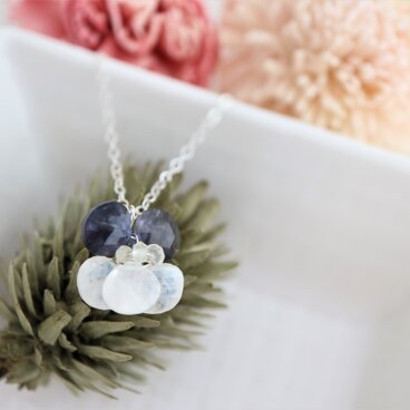 レインボームーンストーンとアイオライトの可憐なビオラネックレス　白と青のビオラ　sterling silver