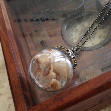 人間の歯のペンダント