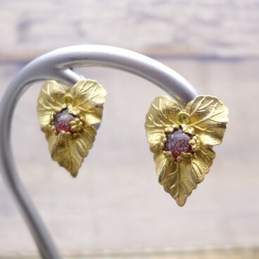 真鍮とガラスのイヤリング アイビー 真紅 赤：ヴィンテージ ビンテージ アンティーク