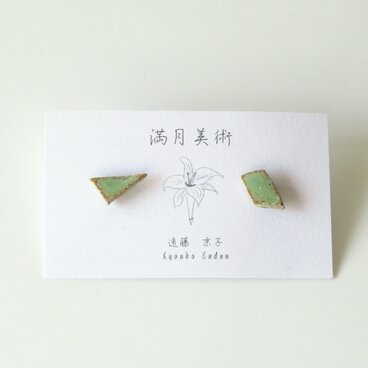 エメラルドグリーンの結晶　ピアス