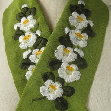 刺繍半衿・椿（白・抹茶色縮緬）