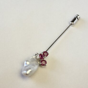 ケシパールとルビーのピンブローチ