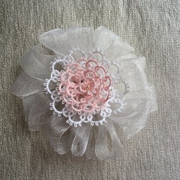タティングレースのコサージュ