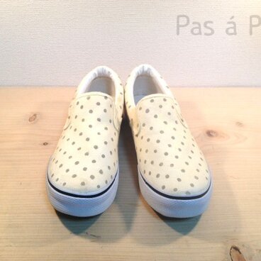 ドットシューズ（アイボリー×グレードット）