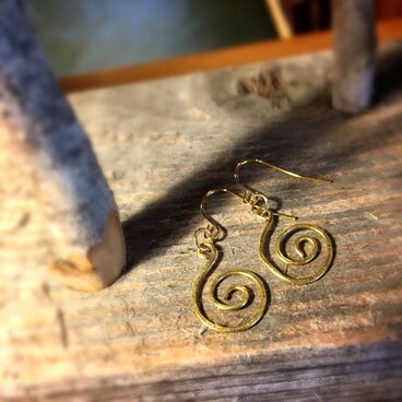 ゆらゆら揺れる ピアス ラウンドうずまき