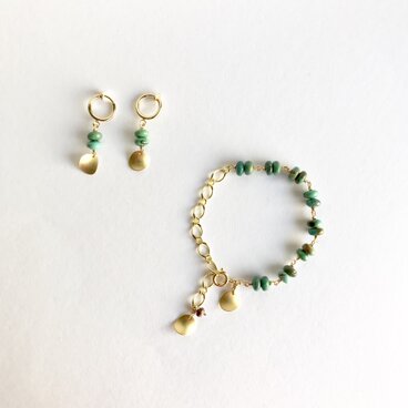 ターコイズのブレスレットとフープイヤリングのセット
