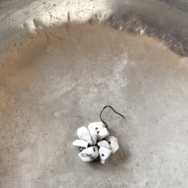 ごつごつ片耳ピアス　ハウライト　（フックピアス）