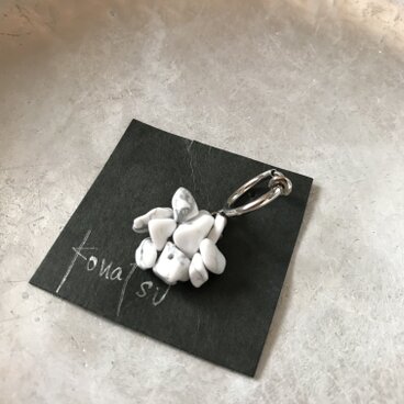 ごつごつ片耳フープイヤリング　ハウライト