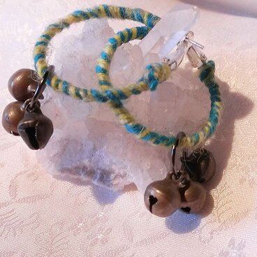 毛糸と鈴のピアス♪