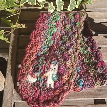 羊毛フェルト模様マフラー 猫とおもちゃのアヒルの散歩。