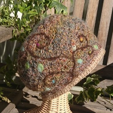 フェルト模様ベレー帽子　くるくる蔦と雪鳥。