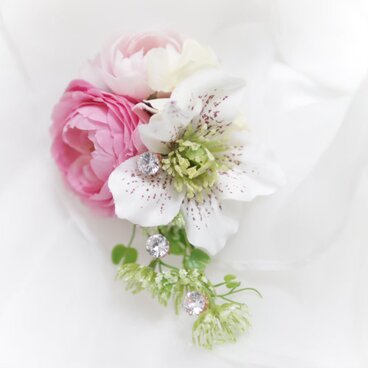 ムーブピンクのコサージュ