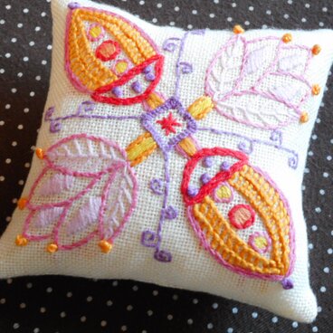 【送料無料！】刺繍のピンクッション『fiower&nuts』