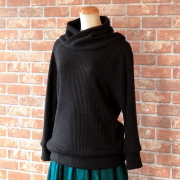 ゆったりタートルネックニット　ラグランスリーブ