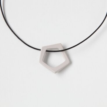 陶のペンダント pentagon グレー  （焼き締め）