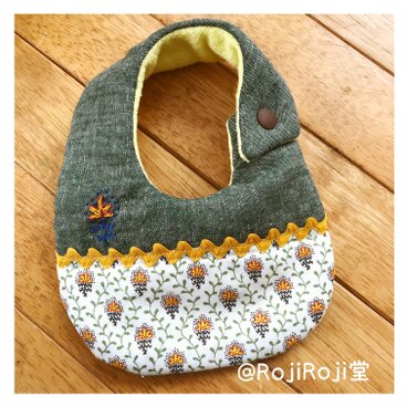 Rojiベビービブ/刺繍木の実