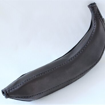 バナナ型 革のペンケース