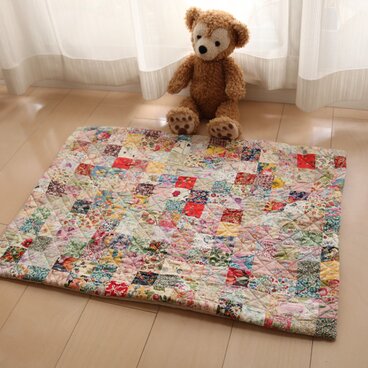 ちいさなリバティパッチワークのキルトマット　玄関マット　55cm×77cm　* ラプセニ *