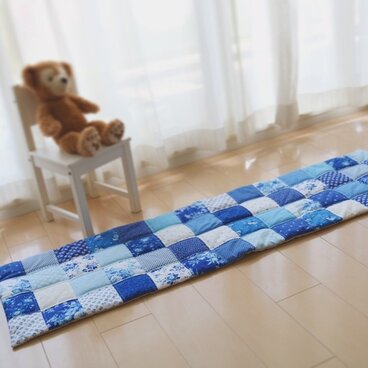 * ラプセニ *　四角つなぎのパッチワーク　キッチンマット　42cm×152cm