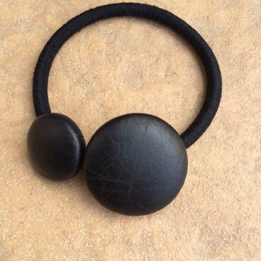 本革くるみボタンのヘアゴム 黒と黒
