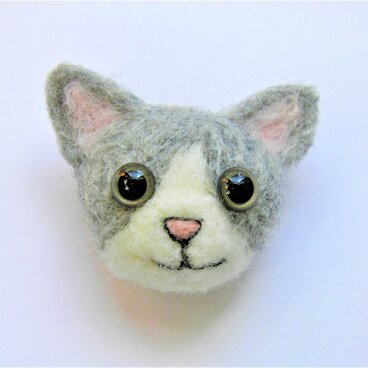 ちいさな ねこあたまブローチ グレーのハチワレちゃん