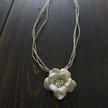 バラのネックレス