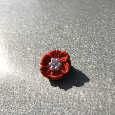 つまみ細工のブローチ小
