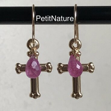 ピンクサファイアとクロスのピアス