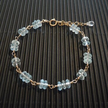 煌めくブルートパーズのブレスレット