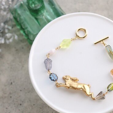 うさぎとヴィンテージ・ビーズの春色ブレスレット