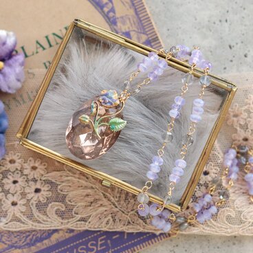 パンジーとヴィンテージ・ビーズのネックレス