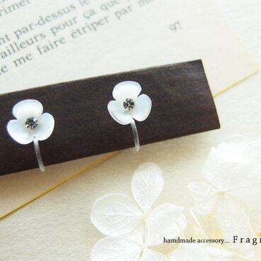 シェルフラワー*Vintageスワロフスキー 樹脂ノンホールピアス