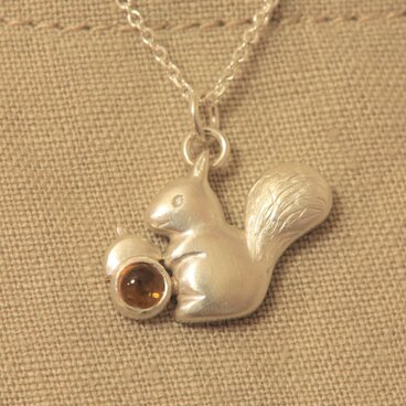 どんぐりをはこぶリスのネックレス