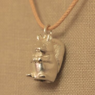 ころんとしたリスのネックレス